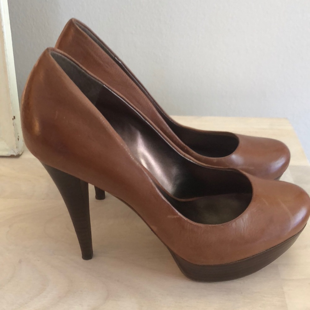 Brown Guess pumps with platform
